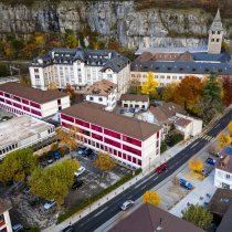 Une vue aerienne de l'Abbaye de Saint-Maurice avec au premier plan le Lycee-college de l'Abbaye de St-Maurice le mercredi 22 novembre 2023 a Saint-Maurice. (KEYSTONE/Jean-Christophe Bott)