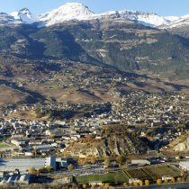 Vue panoramique de la ville de Sierre et de l'usine Novellis/Constellium, assemblée à l'aide de 6 photos numériques verticales