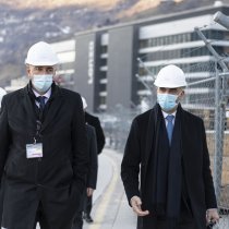 Federal coucillor Alain Berset, Swiss health minister, right, talks to Christophe Darbellay, President of the government of the canton Valais, during their visit of Swiss pharma and biotech company Lonza manufacturing the Covid-19 vaccine for US biotech company Moderna in Visp, Switzerland, on Monday, January 11, 2021. (KEYSTONE/Alessandro della Valle)