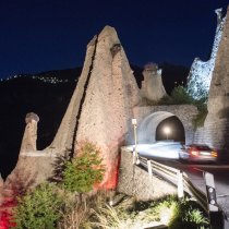 Les pyramide d'Euseigne sont illuminées jusqu'au 7 août dans le cadre du bicentenaire. Louis Dasselborne/Le Nouvelliste